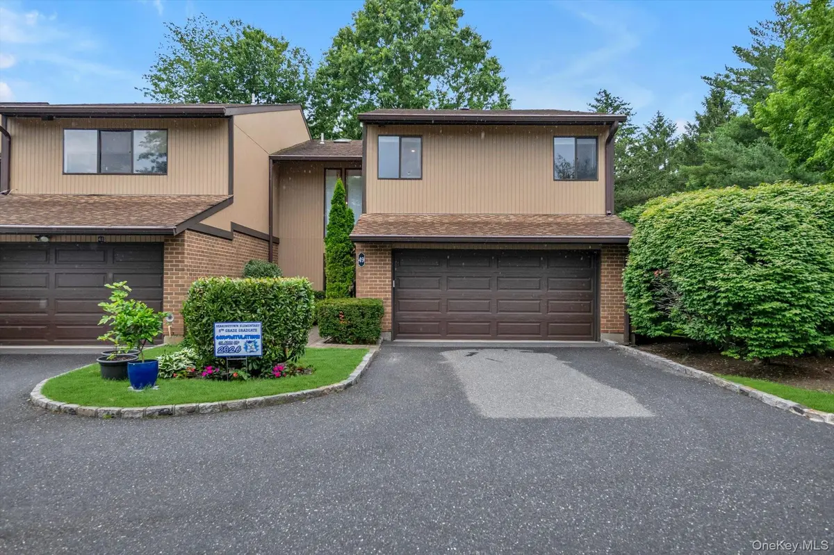 49 Wimbledon DR, Roslyn, NY 11576