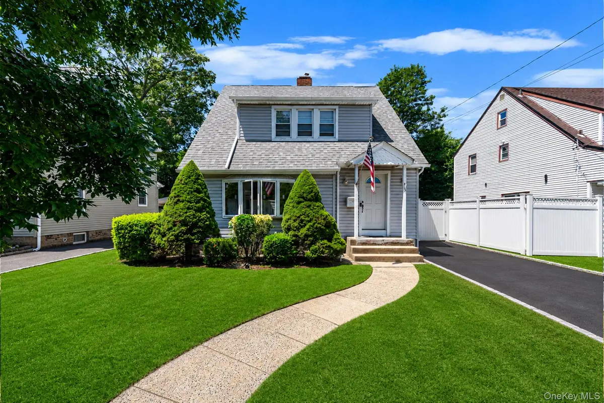 33 Sherman ST, Merrick, NY 11566