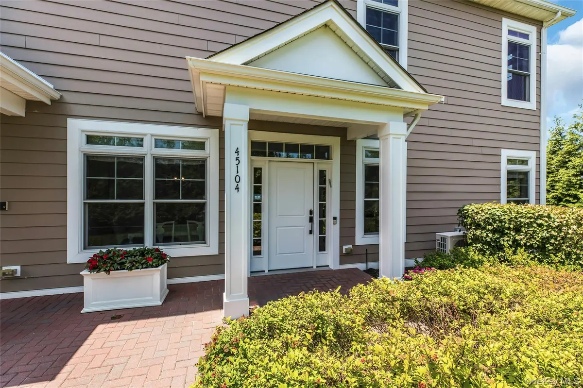45104 Silver Birch LN, Plainview, NY 11803