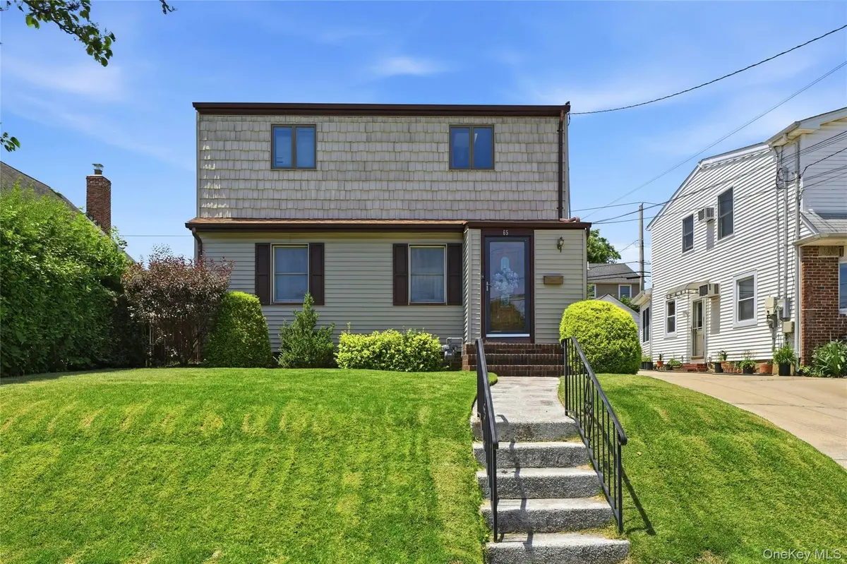 65 Moore ST, New Hyde Park, NY 11040