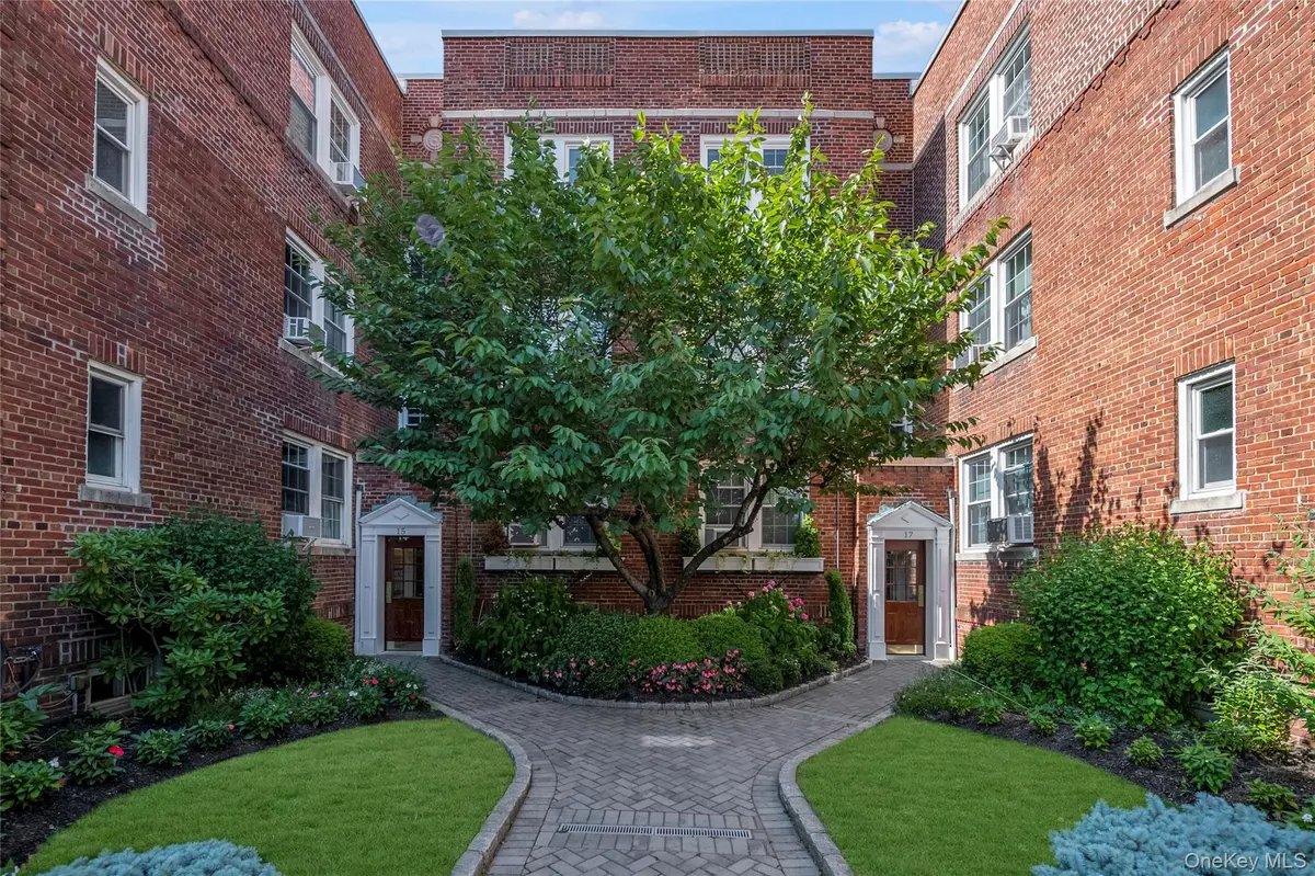 15 Gaynor AVE #3E, Manhasset, NY 11030