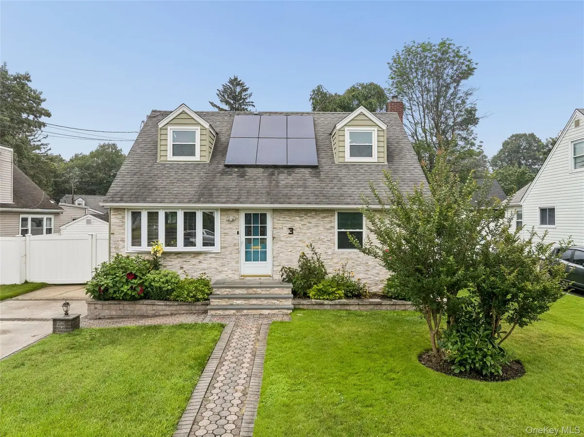 3 Hillcrest DR, Westbury, NY 11590