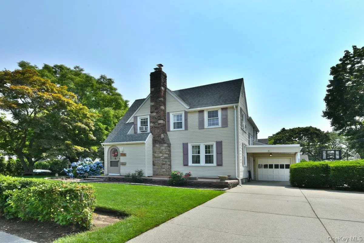 112 Cambridge AVE, Stewart Manor, NY 11530
