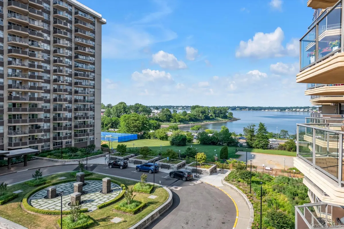 1805 215th ST #5C, Bayside, NY 11360