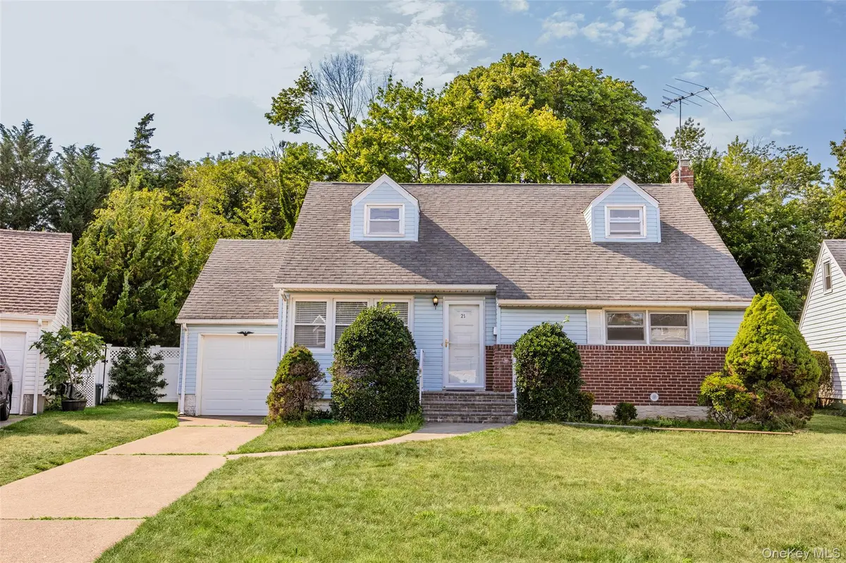 21 Morris RD, Bethpage, NY 11714