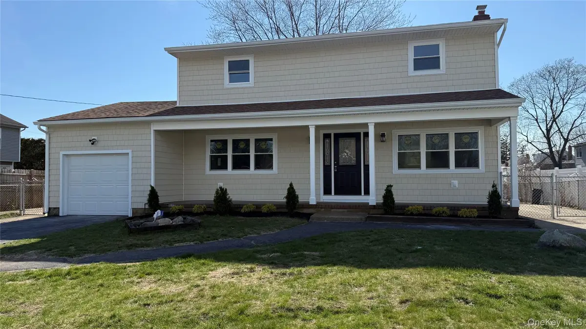 211 4th AVE, West Babylon, NY 11704