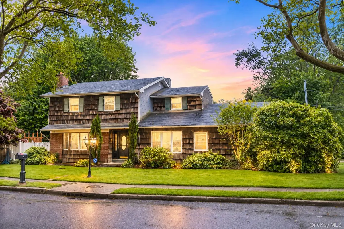 2 Bartel DR, Greenlawn, NY 11740