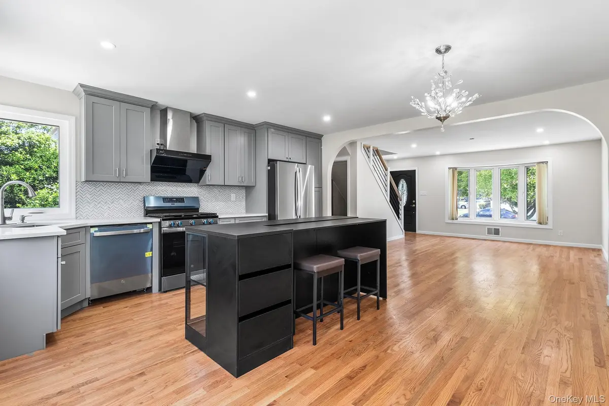 906 Stratford DR, East Meadow, NY 11554