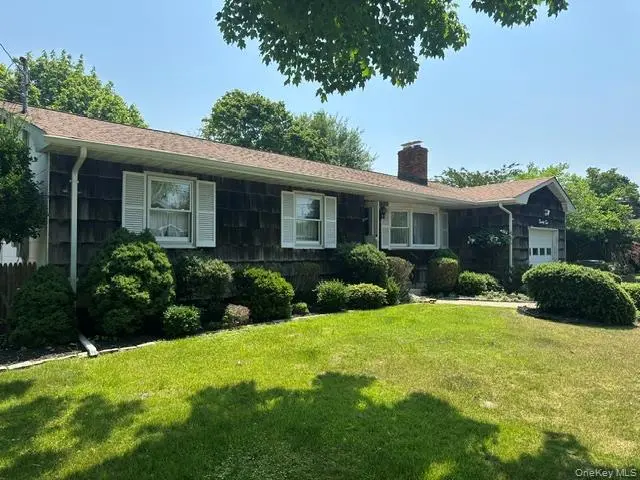 22 Faith DR, Hampton Bays, NY 11946