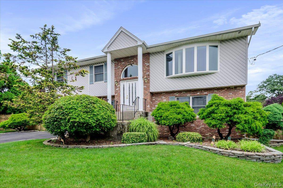 48 Meadow LN, Hicksville, NY 11801