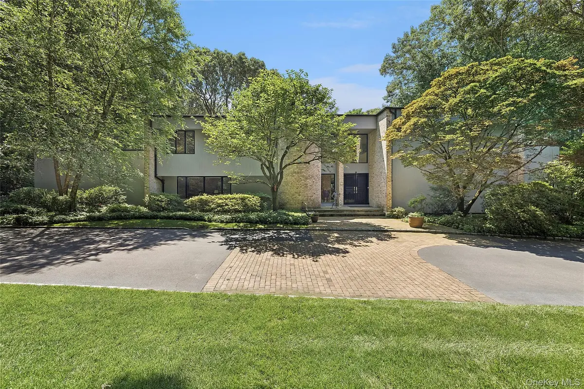 17 Danton LN, Locust Valley, NY 11560