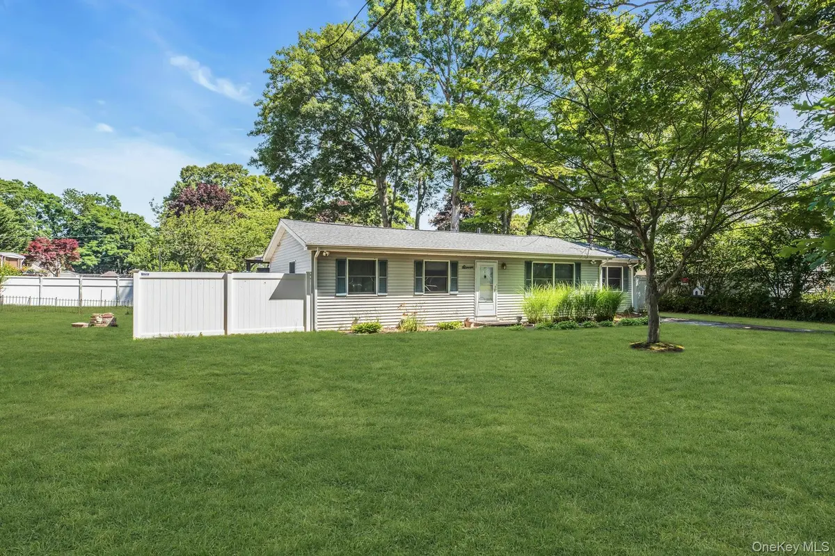 11 Wood AVE, Shirley, NY 11967