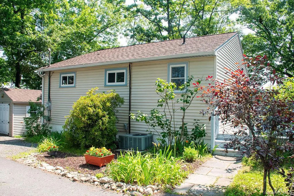 36 Small Hawley Point RD, Kinderhook, NY 12130