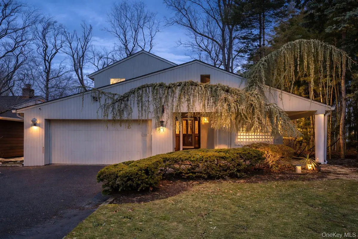 127 Wooleys LN, Great Neck, NY 11023