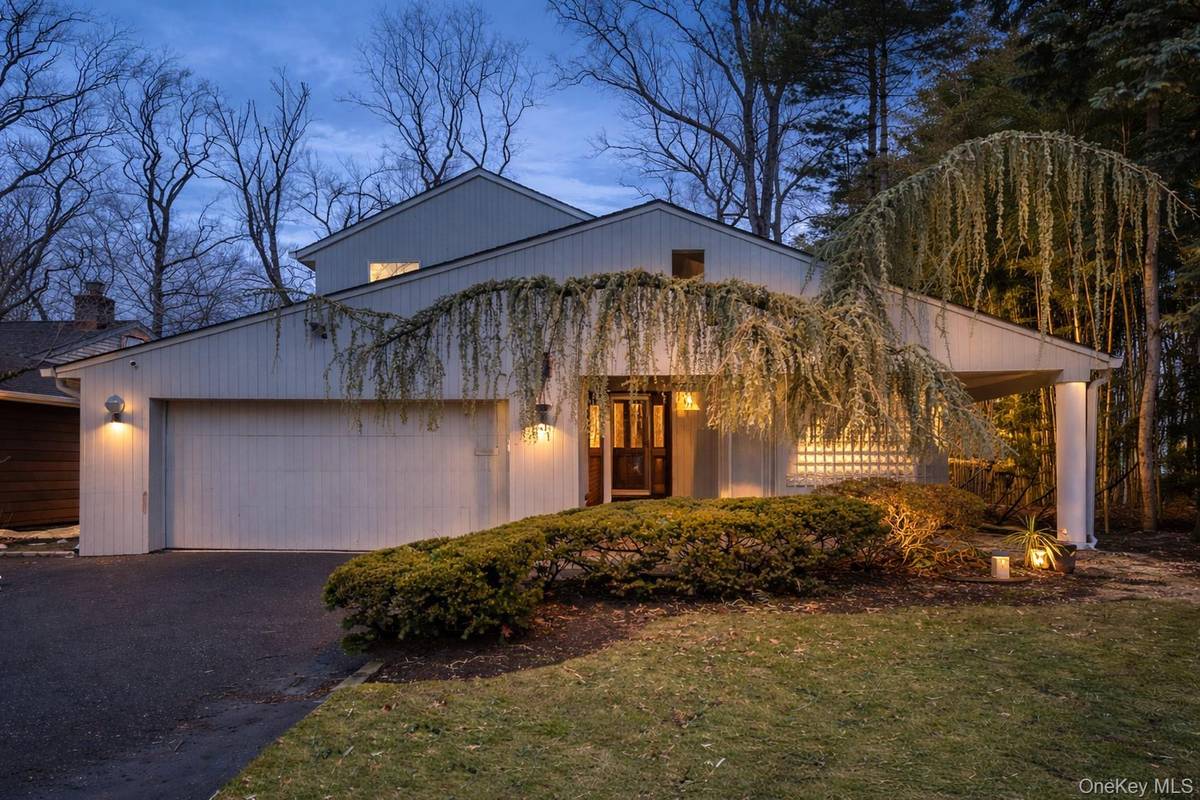 127 Wooleys LN, Great Neck, NY 11023