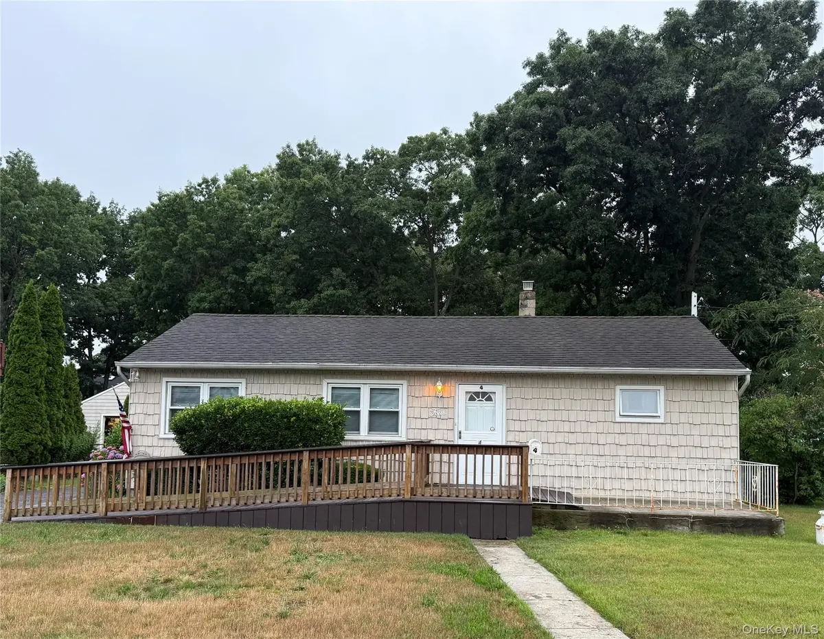 4 Sachs ST, Bay Shore, NY 11706