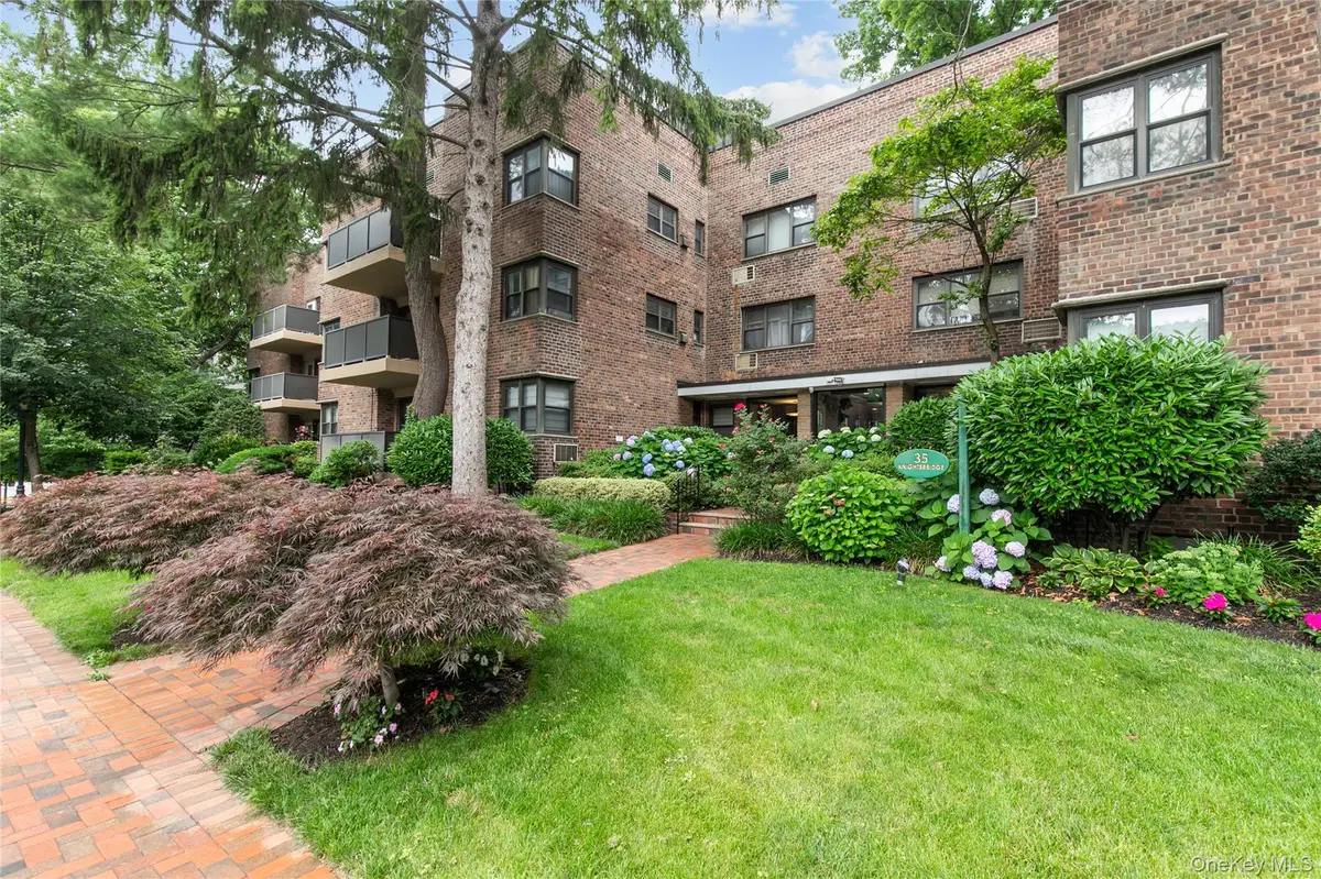 35 Knightsbridge RD #2-B, Great Neck, NY 11021