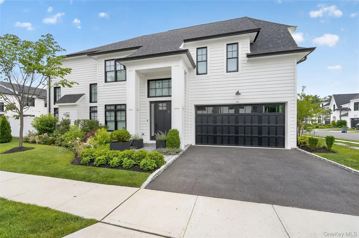 63 Three Ponds LN, Woodbury, NY 11797