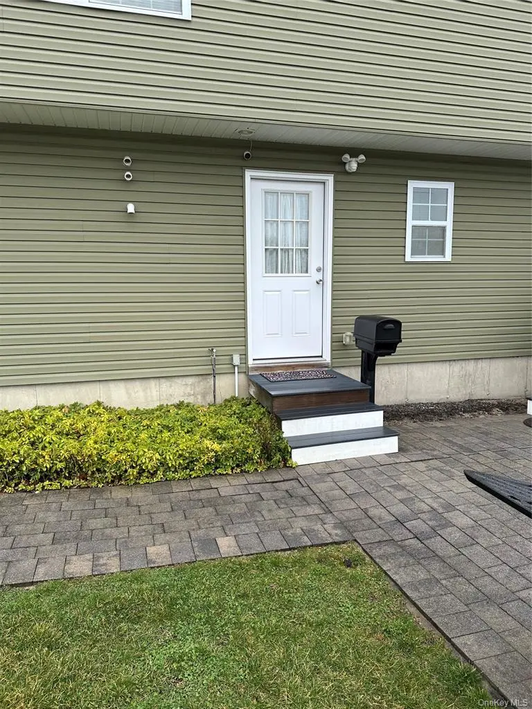 5 Macintosh LN, Selden, NY 11784
