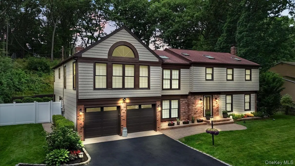 10 Burham DR, Smithtown, NY 11787