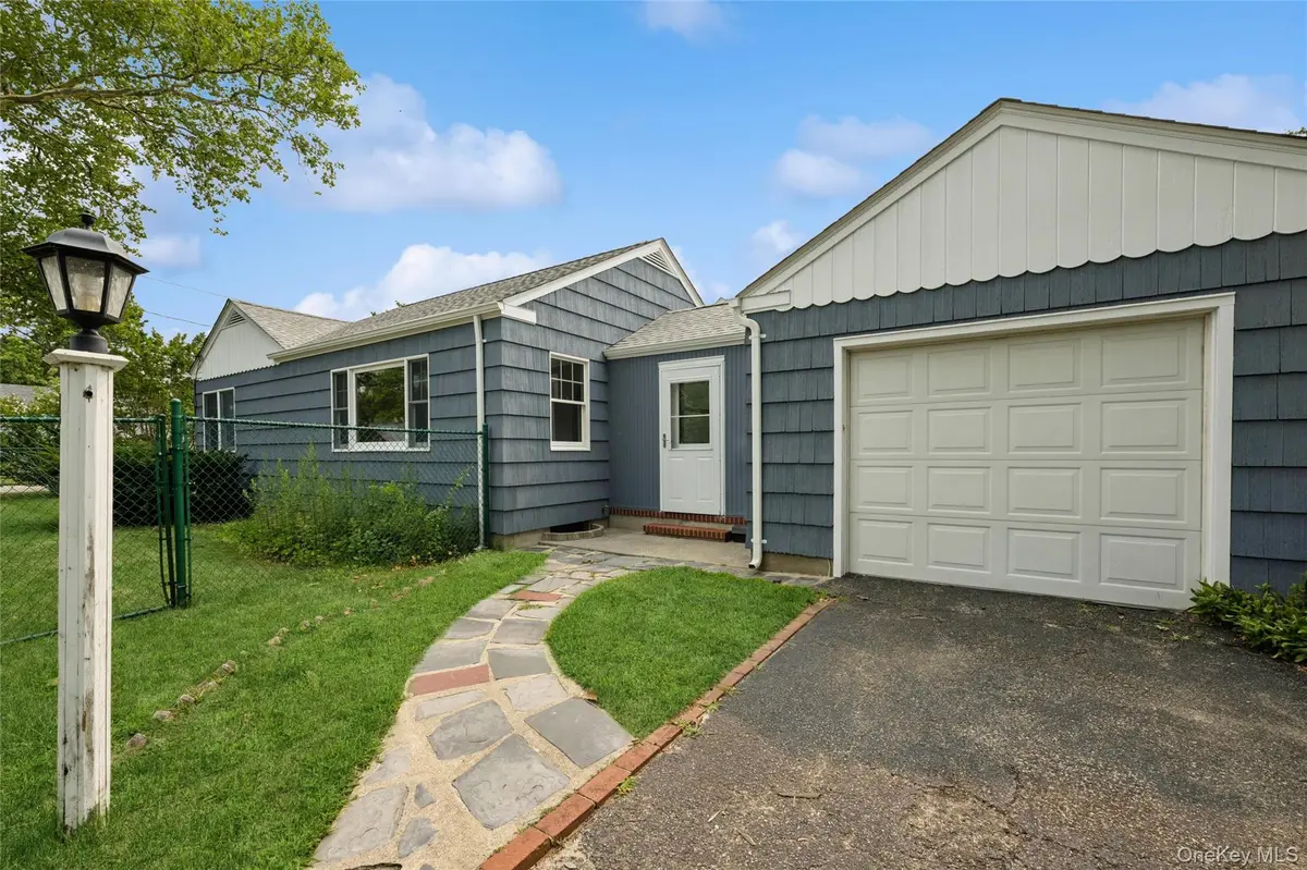 1 Heights PL, Riverhead, NY 11901