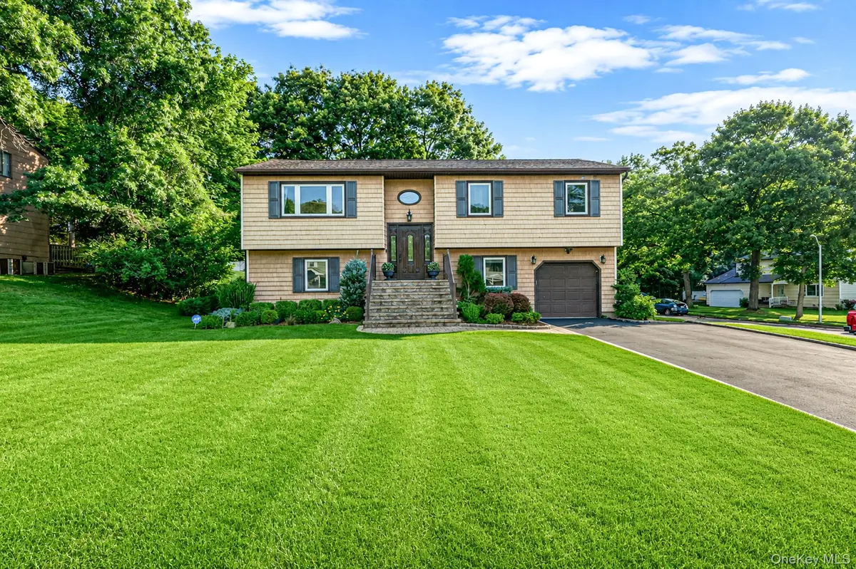 37 Oak Forest DR, Islandia, NY 11749