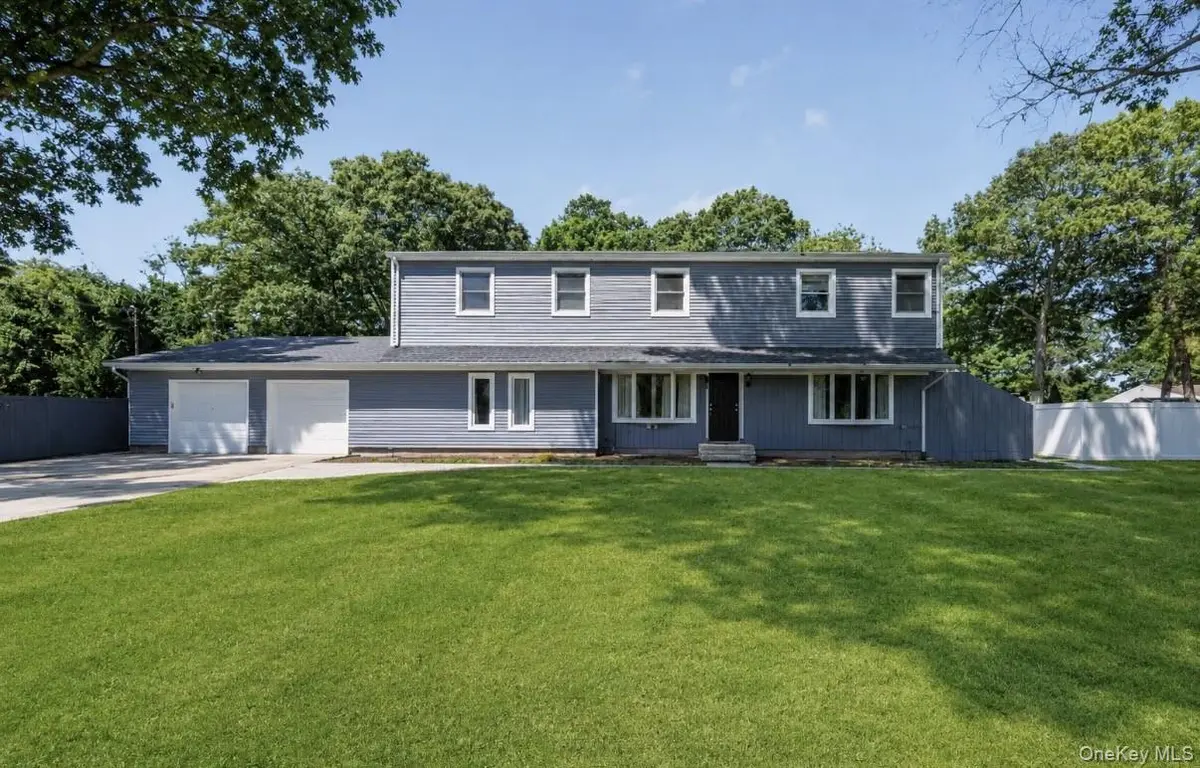 208 Newburgh AVE, Medford, NY 11763