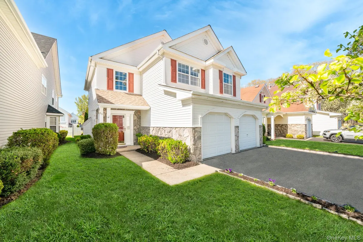 15 Sophia DR, Middle Island, NY 11953