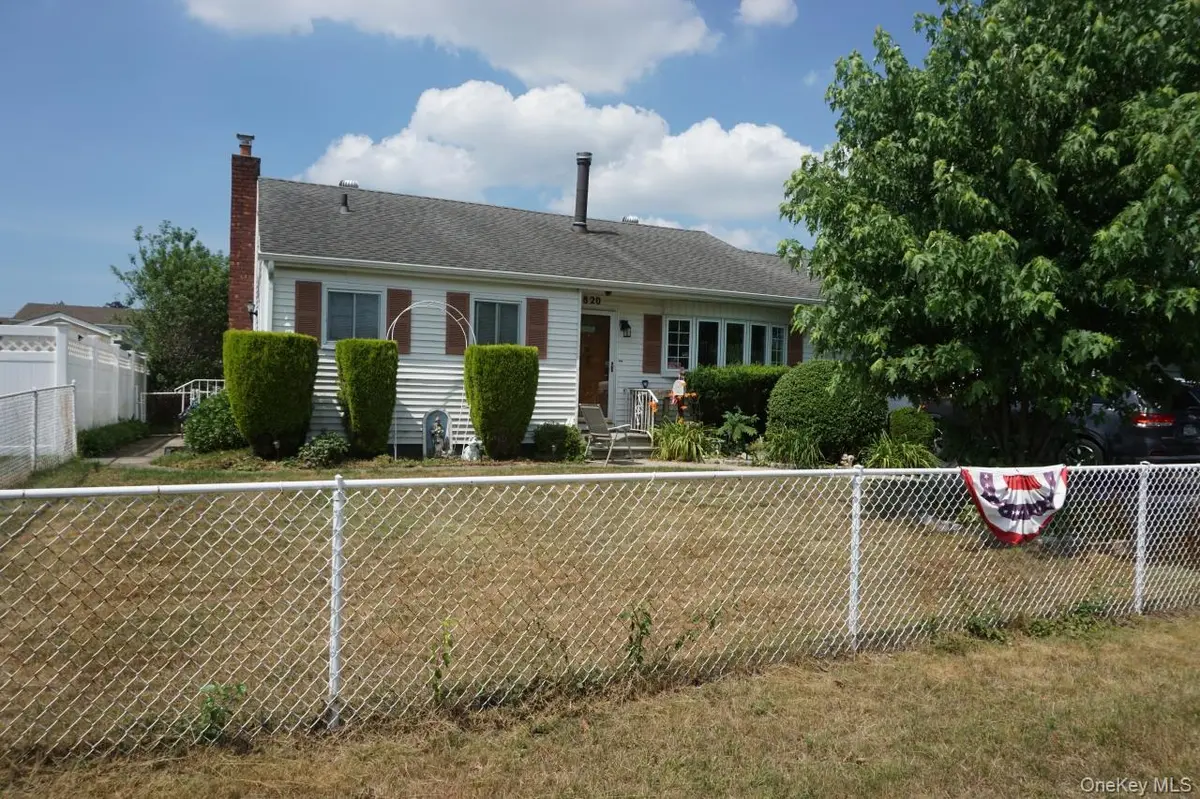 820 N Indiana AVE, Lindenhurst, NY 11757