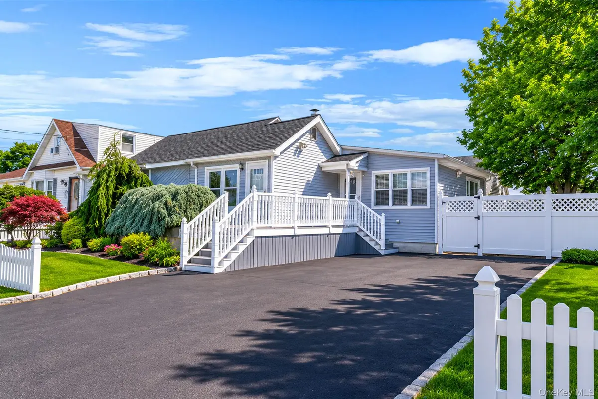 426 N 4th ST, Lindenhurst, NY 11757