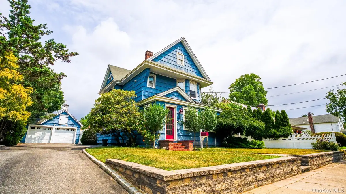 14 Easton ST, Lindenhurst, NY 11757