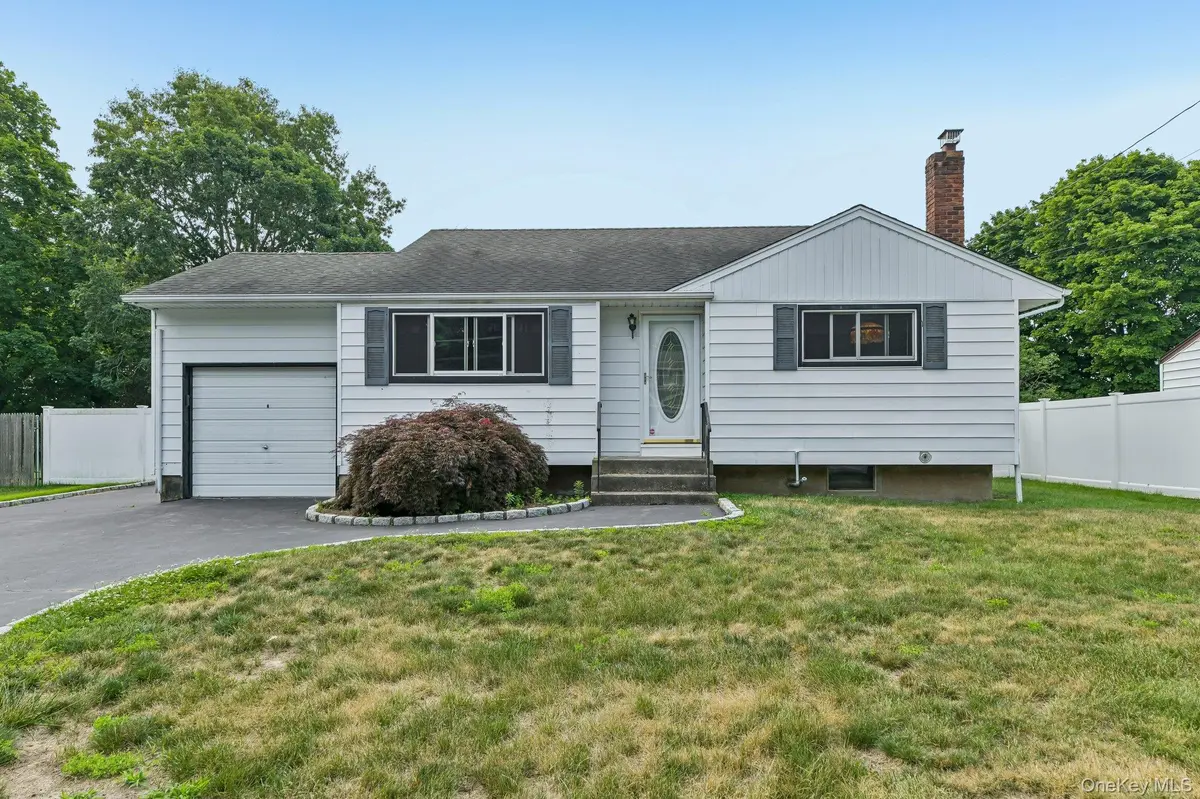 12 Albert ST, Shoreham, NY 11786