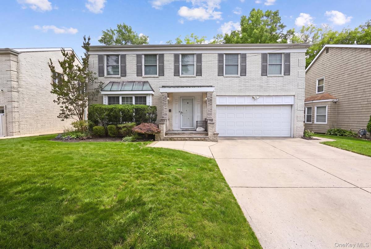 19 Sunset RD, Albertson, NY 11507