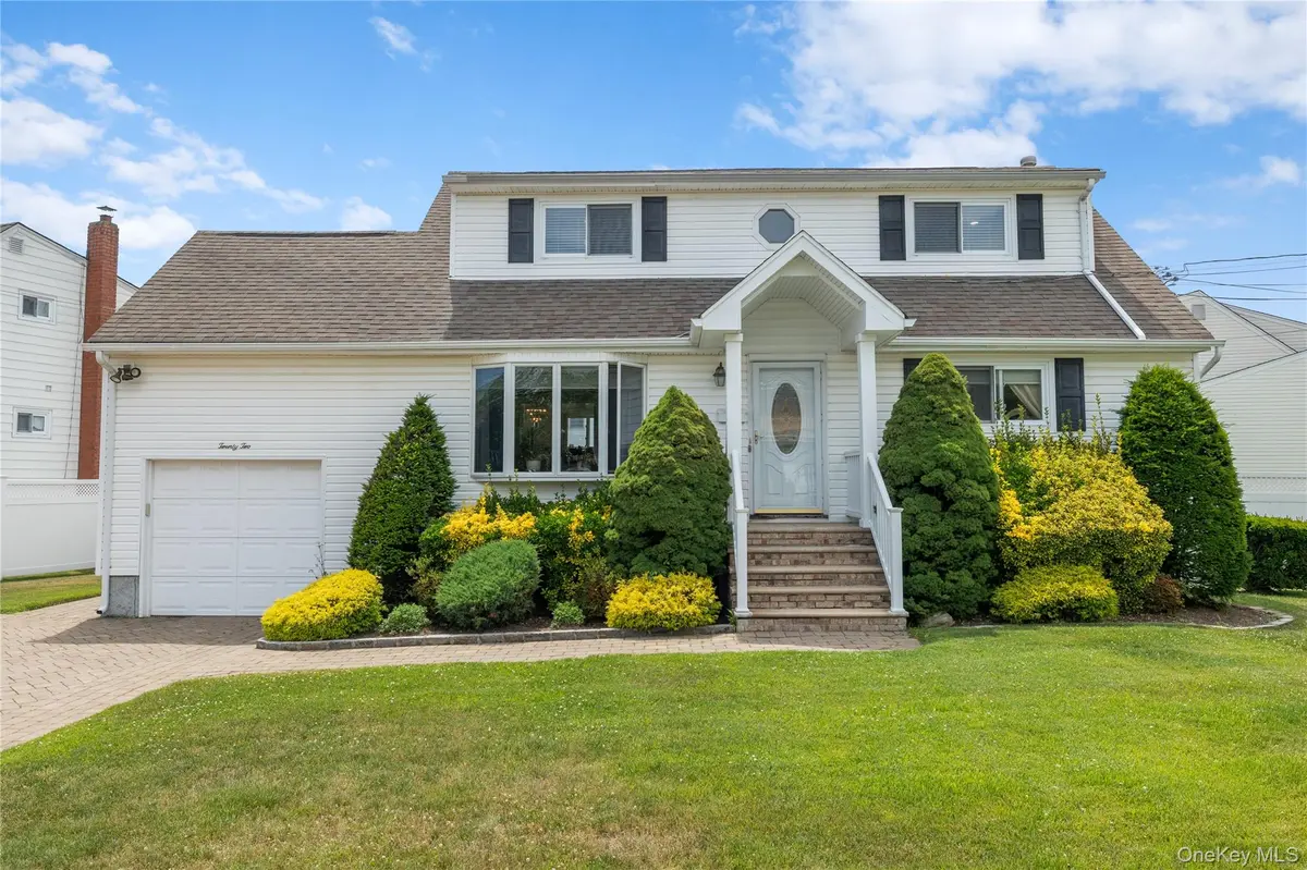 22 Marilyn CT, West Babylon, NY 11704