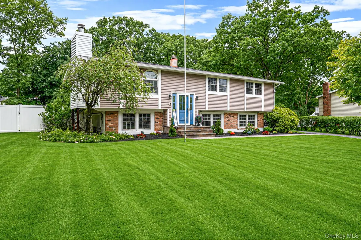 6 Mayflower LN, East Setauket, NY 11733