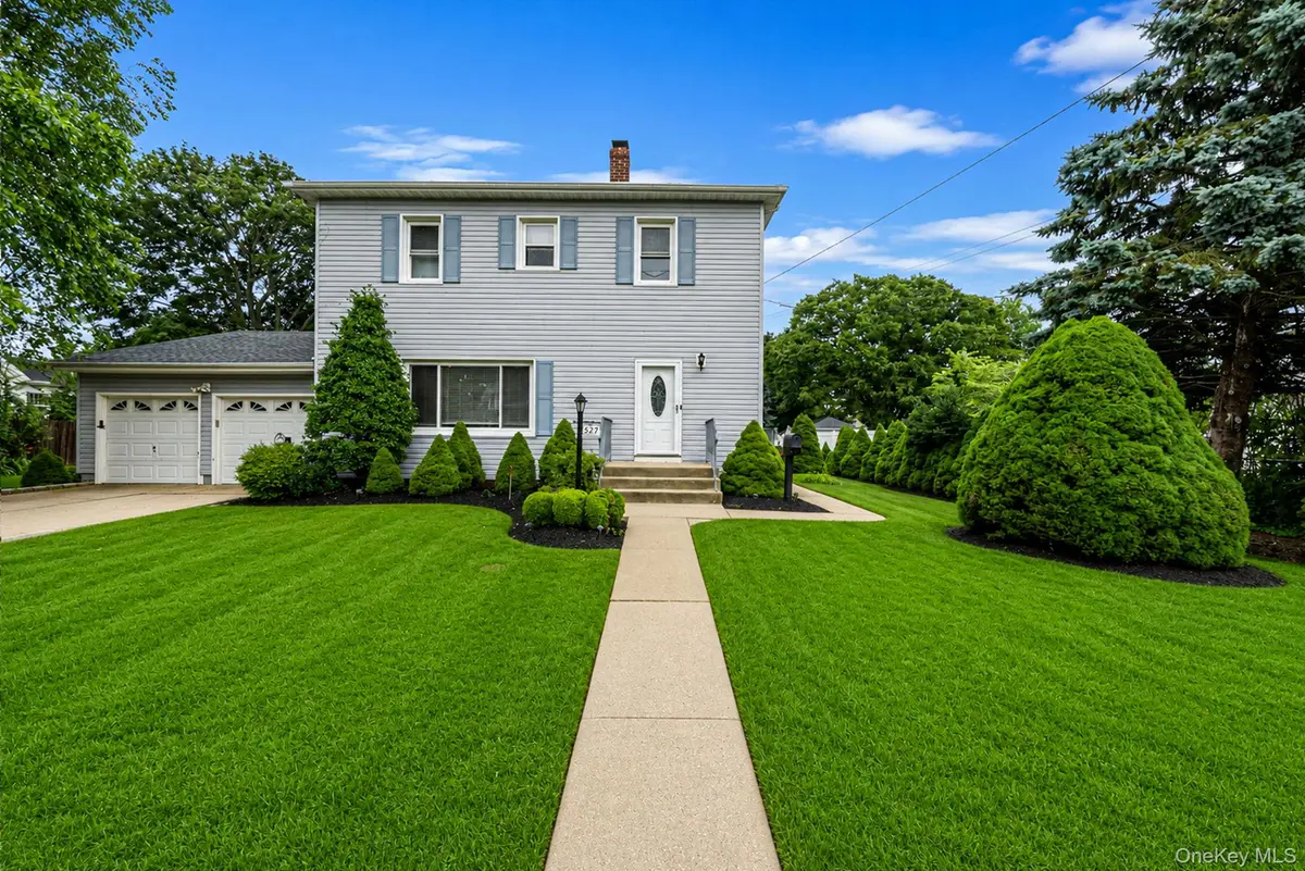 527 Milligan LN, West Islip, NY 11795
