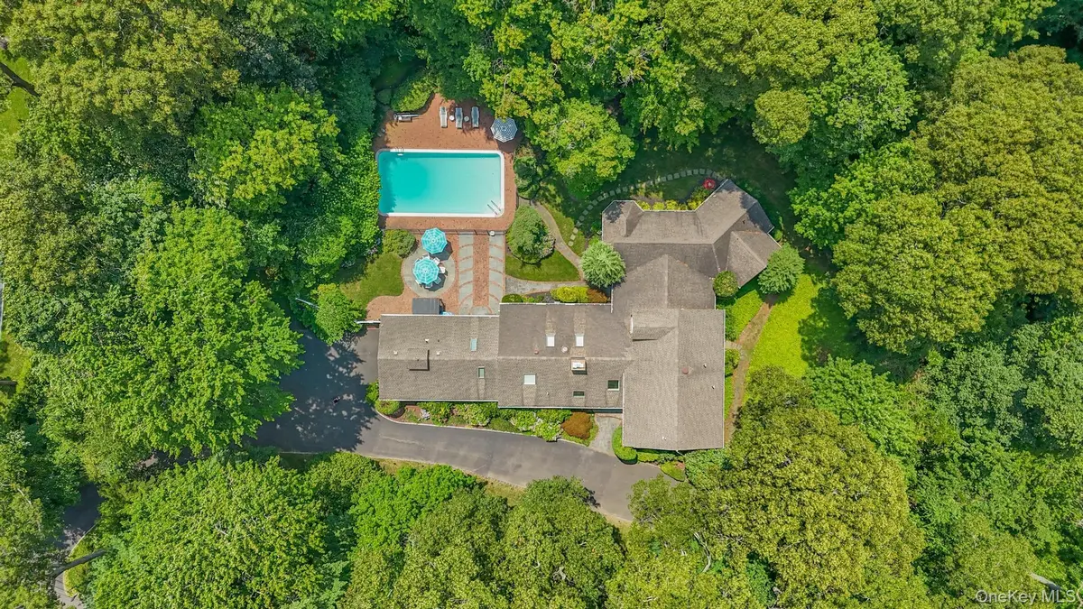 15 Tappentown LN, Brookville, NY 11545
