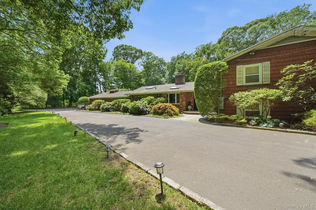 15 Tappentown LN, Brookville, NY 11545