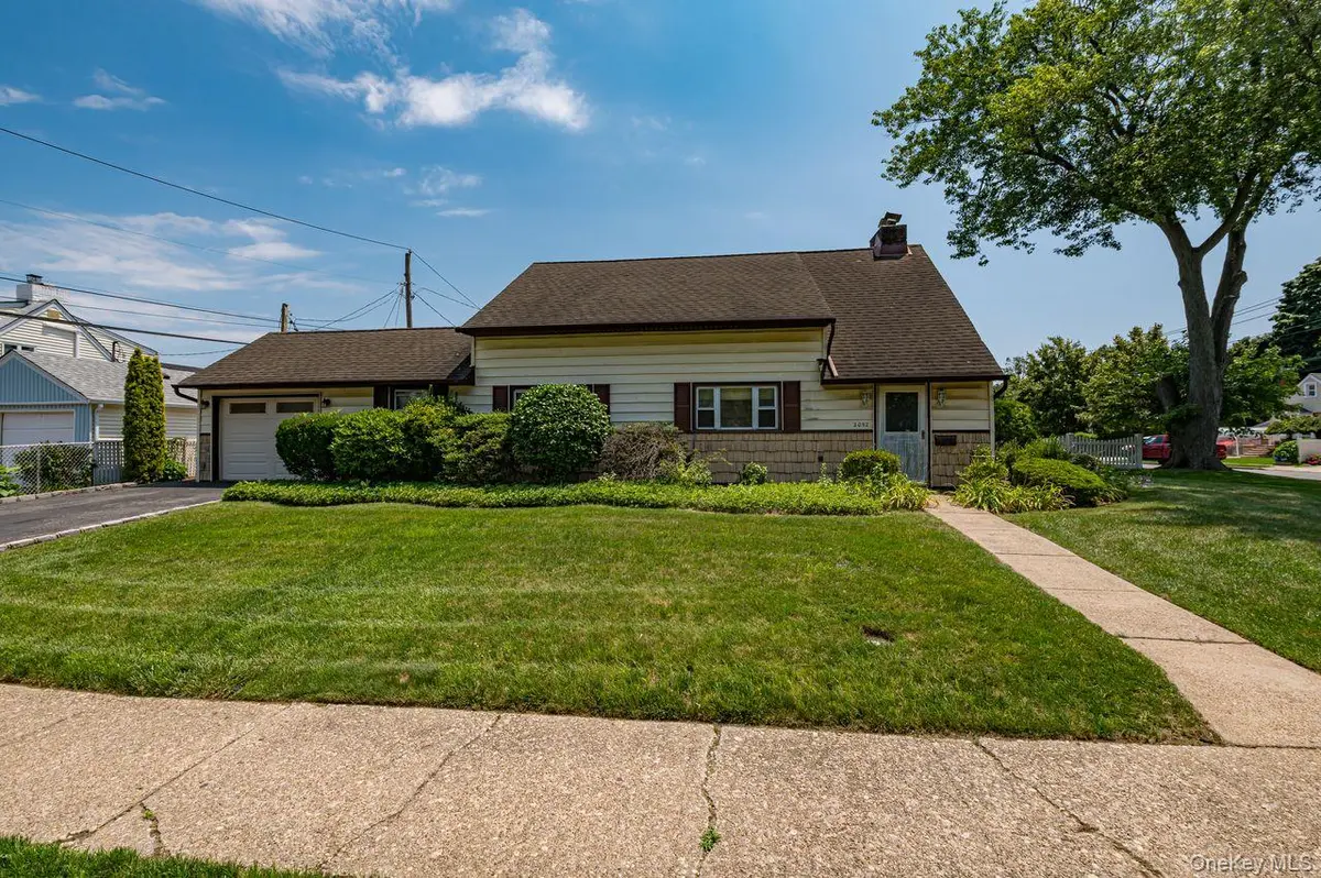 2052 Wilson LN, East Meadow, NY 11554