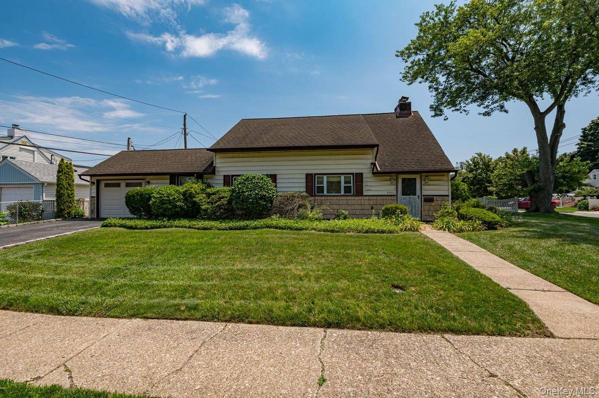 2052 Wilson LN, East Meadow, NY 11554