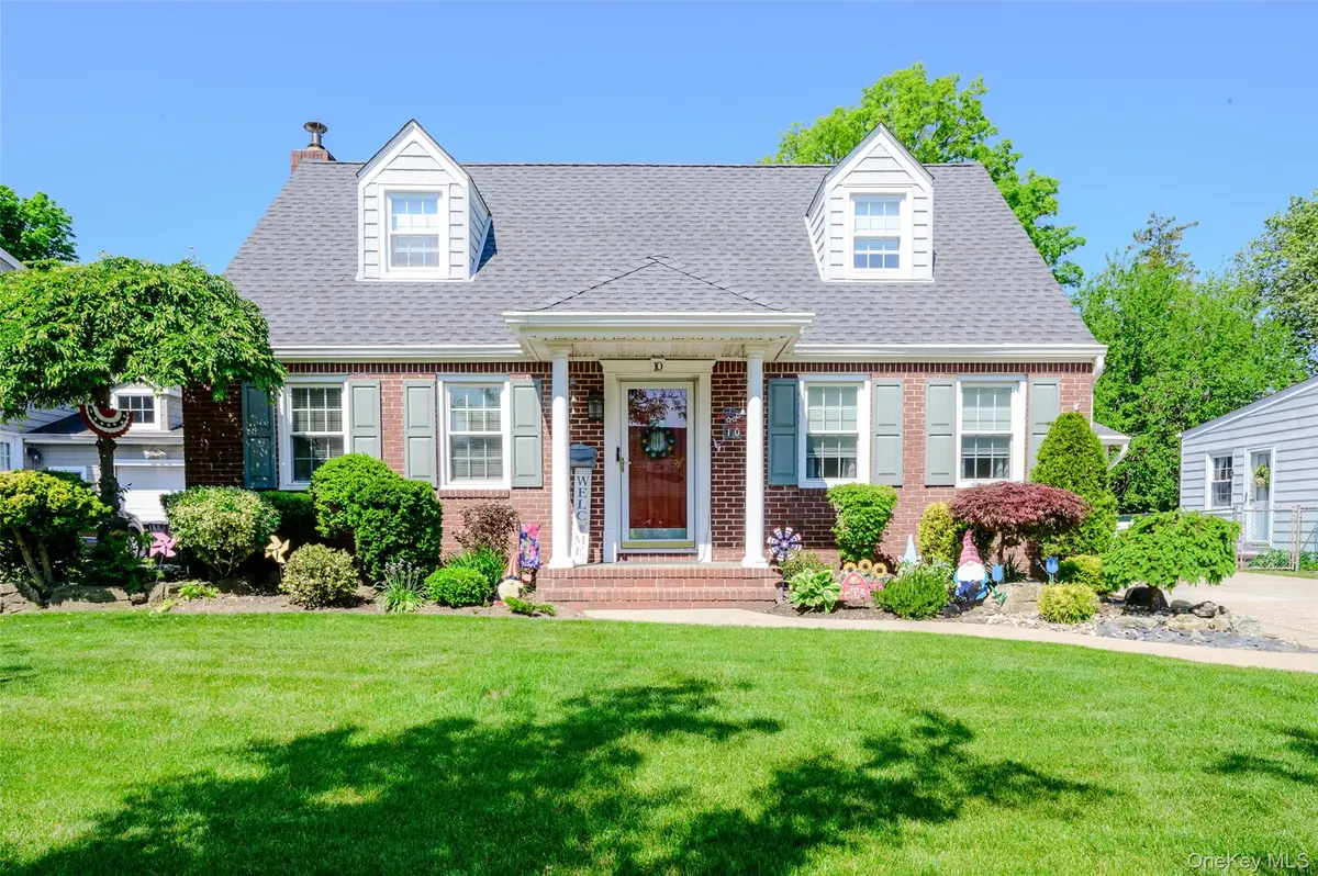 10 Dorset LN, Rockville Centre, NY 11570
