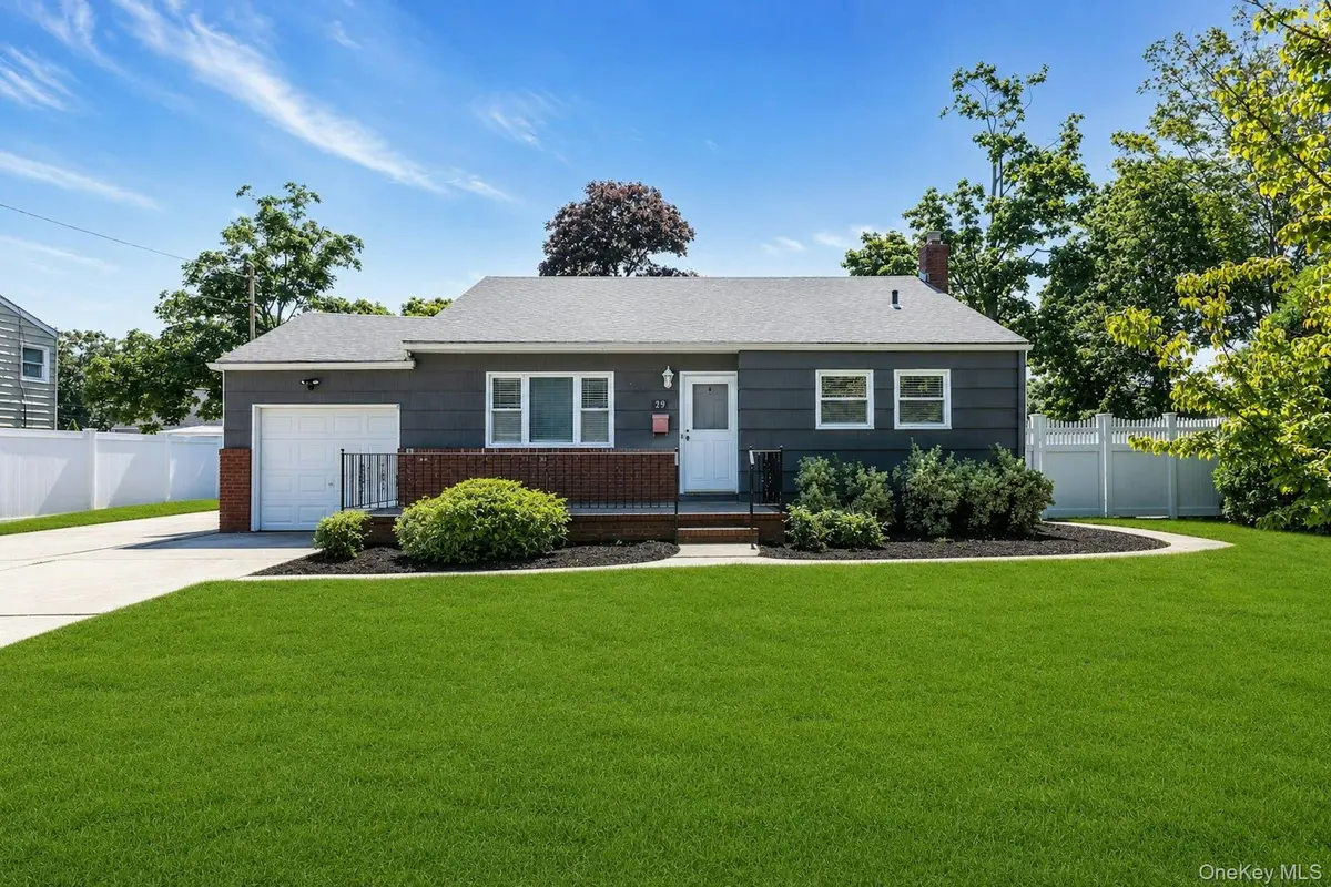 29 Edgewater AVE, Bayport, NY 11705
