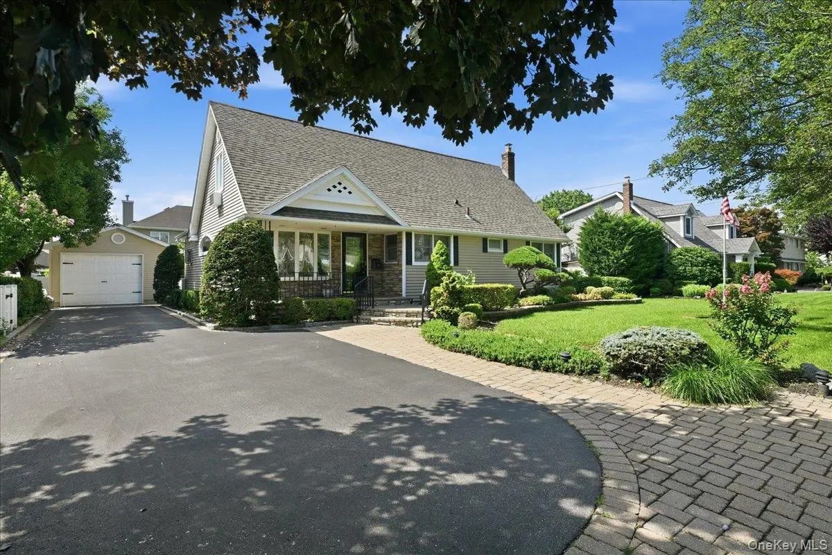 672 Westbury AVE, Westbury, NY 11590