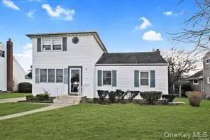 23 Jamaica AVE, Plainview, NY 11803