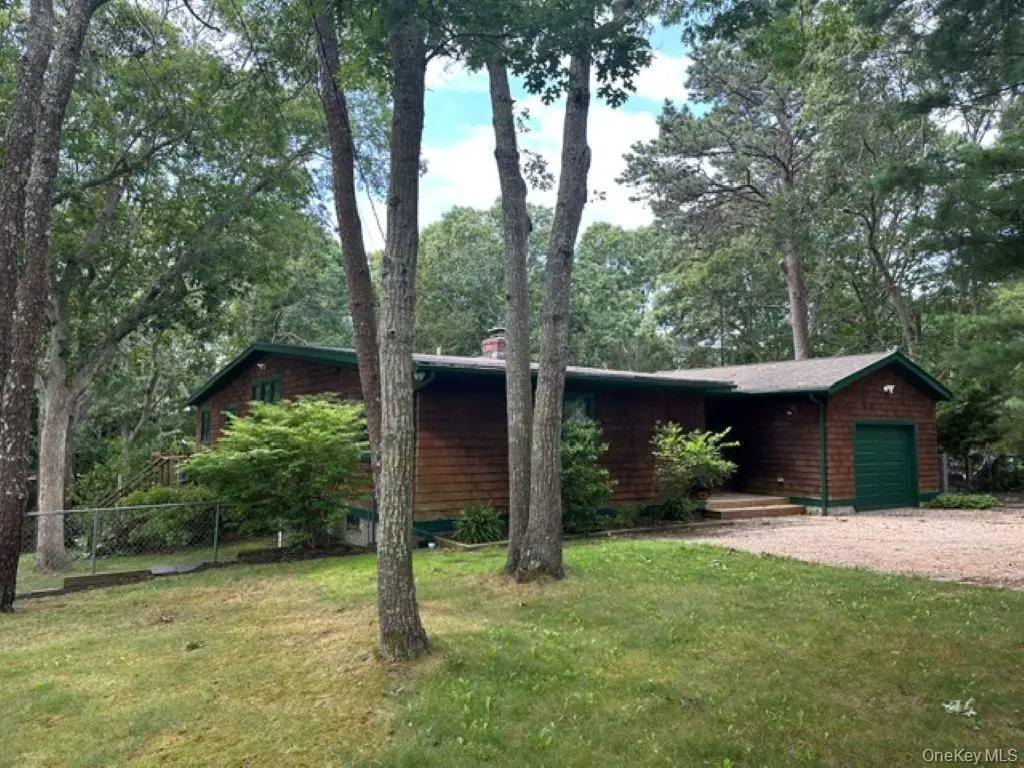 44 Lynn AVE, Hampton Bays, NY 11946