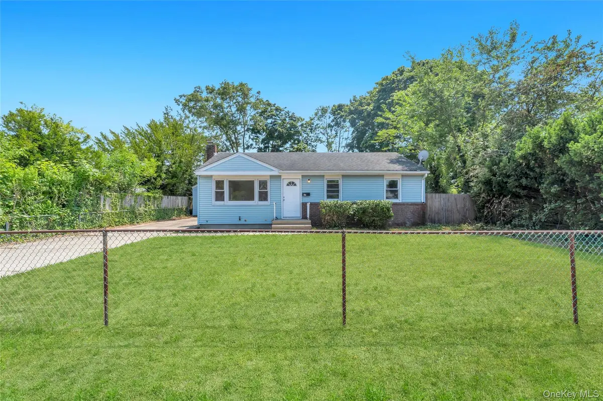 61 Herbert CIR, Patchogue, NY 11772