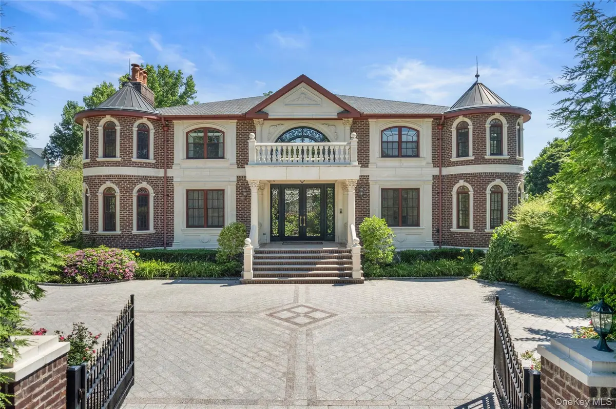 28 Whitney CIR, Glen Cove, NY 11542