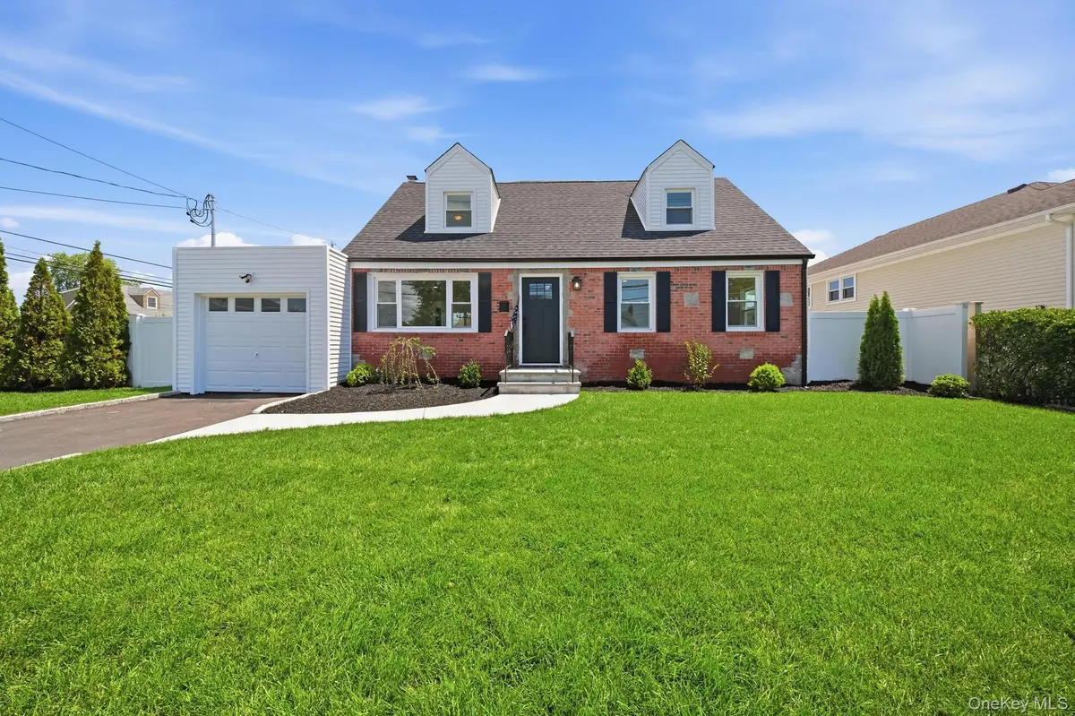 91 Doges Prom, Lindenhurst, NY 11757