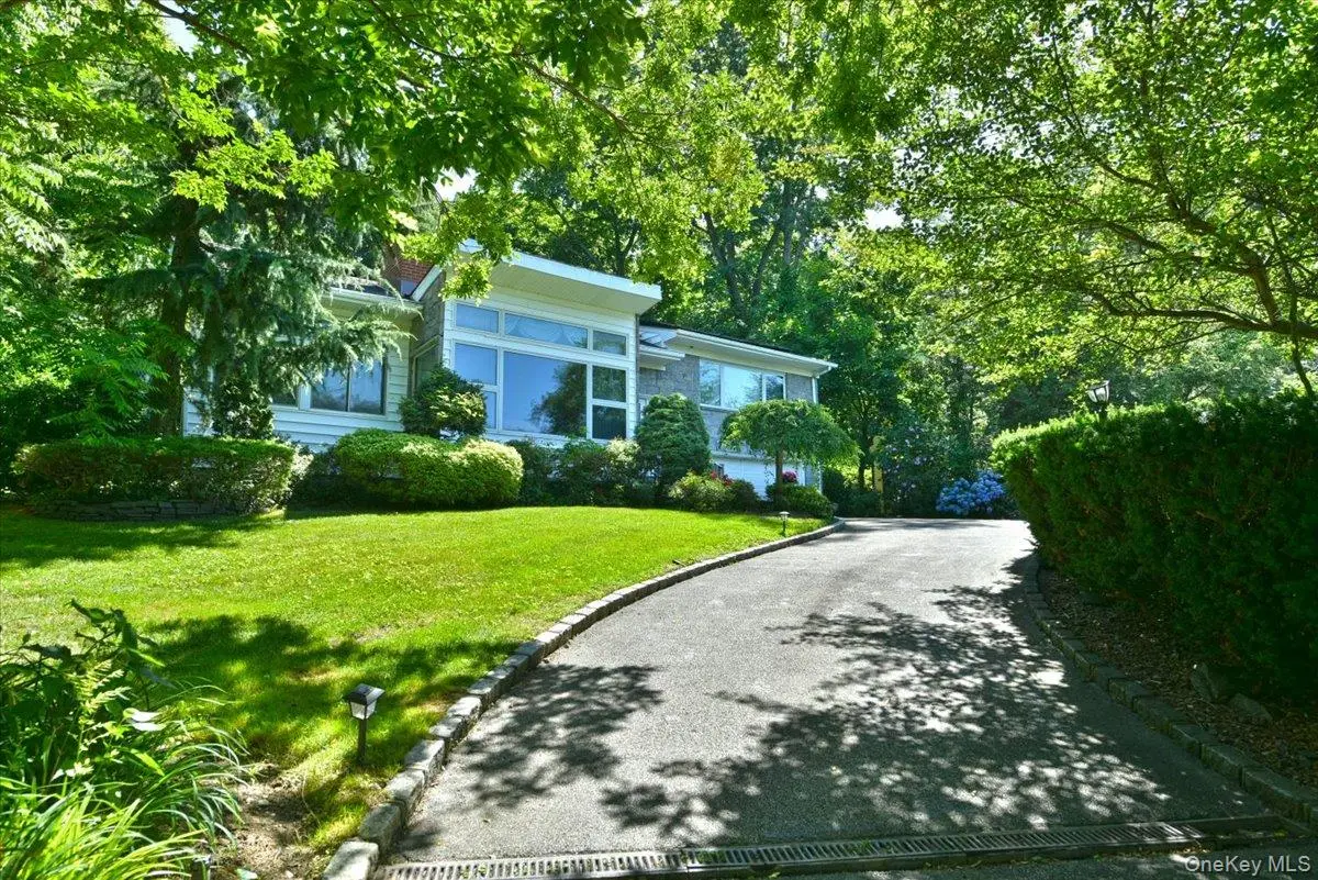 13 Vista DR, Great Neck, NY 11021