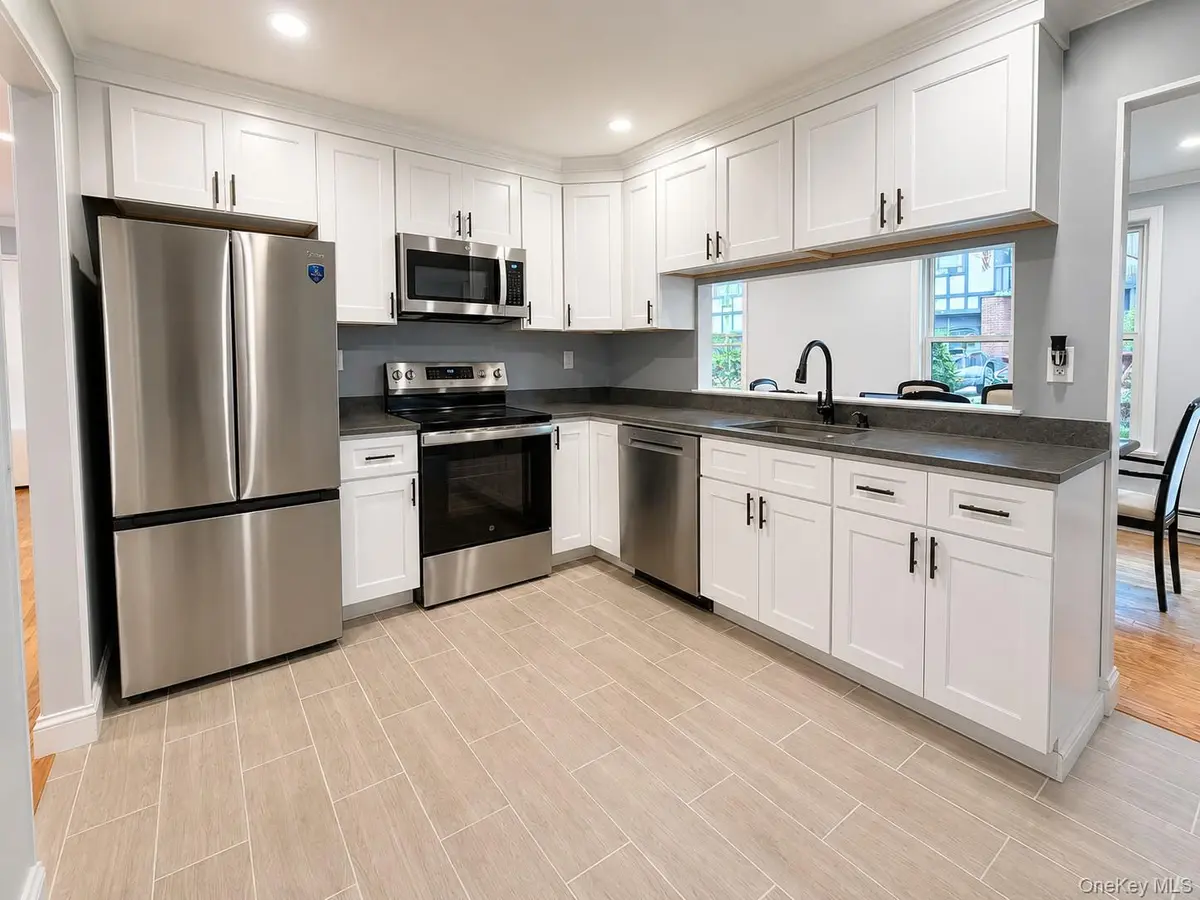 723 Sierra Vista LN, Valley Cottage, NY 10989